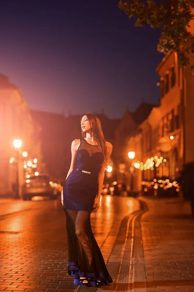 ファッションとビジネスの女性の美しさ 街はイルミネーションでドレスのファッションモデル — ストック写真
