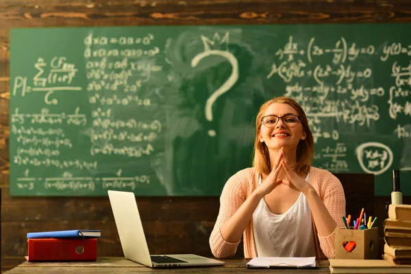 Leraar Zet Merken Feedback Mail Met Laptopcomputer Stuurt Studenten Kunnen — Stockfoto