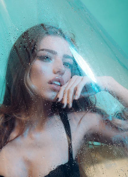 Ung Kvinna Tar Dusch Med Vatten Droppar Med Våt Glas — Stockfoto