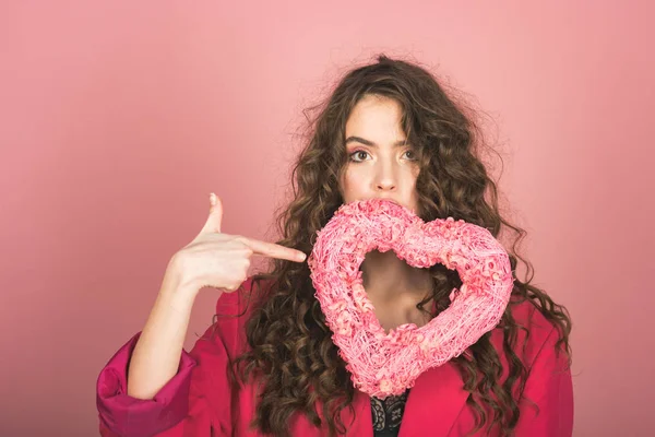 Valentines Day Miłość Koncepcja Kobieta Różowe Serce Ustach Ładna Dziewczyna — Zdjęcie stockowe