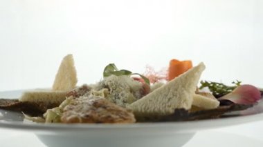 Şanti püresi ya da yapıştırma karamelize şeker şeker, salata, sebze beyaz arka plan üzerinde plaka üzerinde kahverengi ekmek parça ile lezzetli snack. Modern moleküler gastronomi