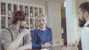 Güzel çift bir restoranda. Çift restoranda bir emir yapma. Barda romantik çift