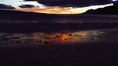 Siluet ayak deniz günbatımı üzerinde. Deniz günbatımı arka planda çalışan bacaklar siluet.