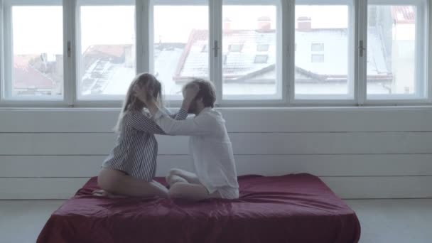 美しい情熱的なカップルはベッドの上のセックスがあります。ベッドの上の愛の若いカップル — ストック動画