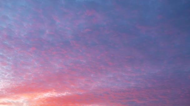 Atardecer poniéndose en el cielo. Atardecer dramático y amanecer mañana noche crepúsculo cielo . — Vídeos de Stock