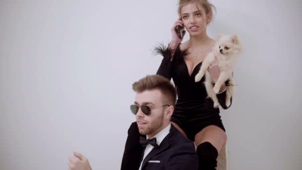 Couple amoureux passer un bon moment en voiture imaginaire aller en vacances. Busines femme avec chien et son chauffeur. Amuse-toi bien. Couple comique . — Video