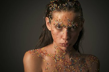 Kadın yüz güzellik. Diyet ve tatlı tatlı, Paskalya. Diyet ve sağlıklı cilt genç kadın.