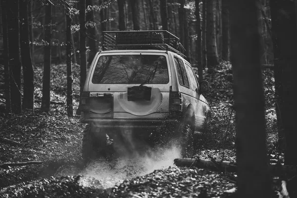 Crossover-Fahren mit Rauchwolke, Rückansicht — Stockfoto