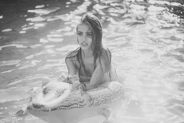 De schoonheid van de gezicht van de vrouw. Ontspan in het luxe zwembad. Zomervakantie en reizen naar de Oceaan, Maldiven. Mode krokodillenleer en meisje in water. Sexy vrouw op zee met opblaasbare matras. Avonturen van — Stockfoto