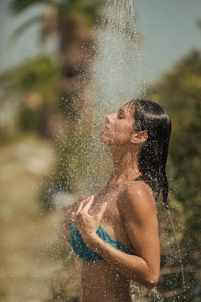 Menina Alimentada. Problemas caras de meninas. Gotas de água caindo em mulher atraente. Jovem linda garota morena tomando banho na praia depois de nadar. Senhora sexy em biquíni goza de chuveiro no dia ensolarado quente. Calor — Fotografia de Stock