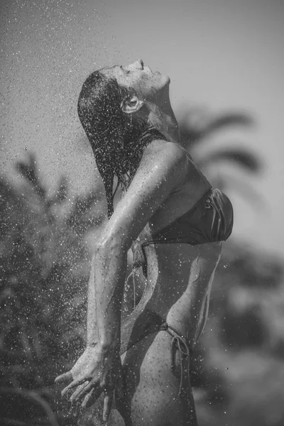 소녀입니다 문제는 개념입니다 매력적인 여자에 떨어지는 해변에서 비키니에 — 스톡 사진