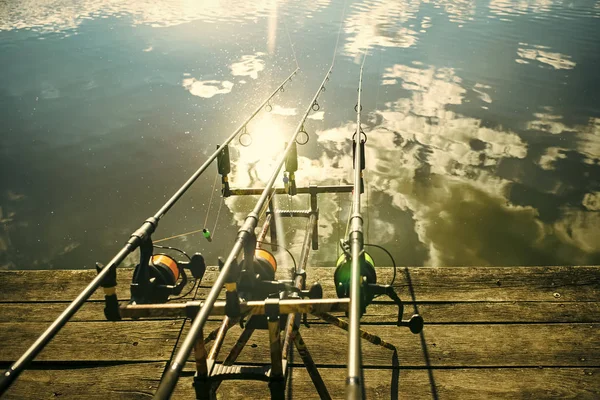 Tiges de pêche avec filage et bobine — Photo