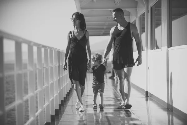 Infanzia Bambini Felicità Concetto. Famiglia che viaggia su nave da crociera nella giornata di sole. Il concetto di riposo familiare. Padre, madre e figlio camminano sul ponte della nave da crociera con il mare sullo sfondo. Felice. — Foto Stock