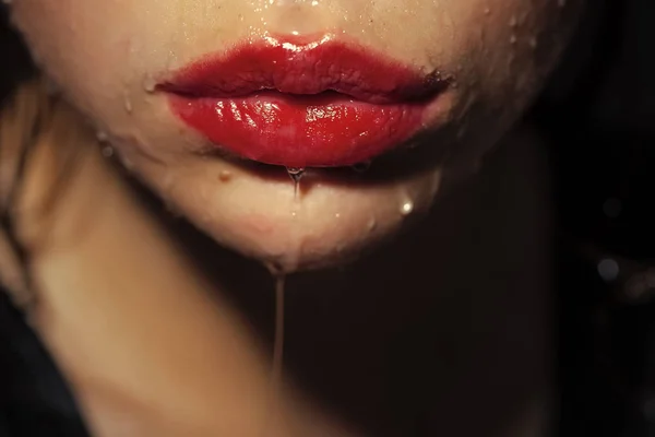 Nő arca szépség. Lány vörös ajkak és a nedves bőrt — Stock Fotó