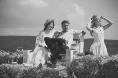 Arkadaşlar ya da insanlar doğa üzerinde rahatlatıcı. Dostluk ve yaşam tarzı kavramı. Tutkulu çift öpüşme, erkek ve kız. Adam ve dağ manzarası bankta oturan mutlu kız