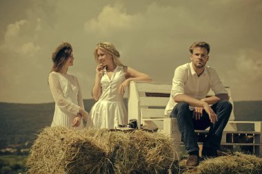 Romantik Çift yatakta yatıyordu. Bankta oturan adam