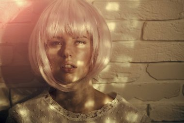 Kadın yüzü. Kızlar etkileyen konular. Kız pembe perukla poz