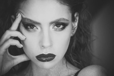 Kadın genç deri yüz, Cilt Bakımı ile. Parlak makyaj ve kırmızı dudaklar, güzellik kadın. Makyaj güzellik model glamour ile bul. Kadınlar cilt bakımı yüz. Portre kadın yüzüne senin advertisnent.