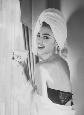 Şehvetli kadın vücut. Sabah kahve kavramı. Bornoz ve siyah iç çamaşırı kadın