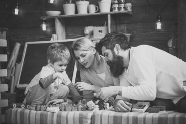 Baba, anne ve sevimli oğlu Oluşturucu tuğla ile oynamak. Aile meşgul yüz üzerinde zaman harcamak birlikte odasında. Şefkatli anne kavramı. Ebeveynler çalma plastik blokları ile çocuk, inşaat yapı
