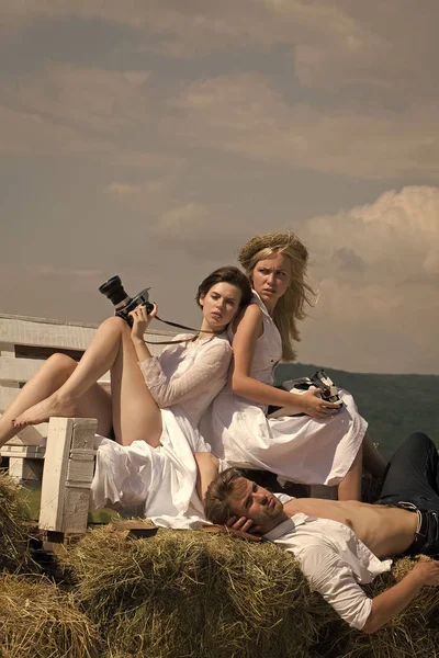 Un par de secretos de fantasía. Amigos relajándose en el día soleado en el cielo azul — Foto de Stock