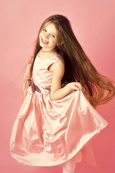 Glückliches Kind, das Spaß hat. Kindheit, Aussehen, Glück, Frisur. — Stockfoto