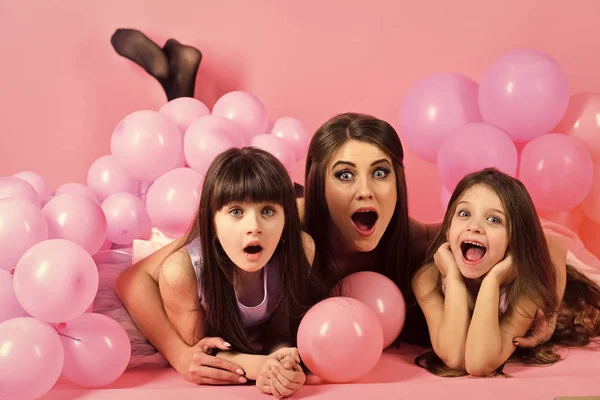 Cuidado de la piel de los niños. Cara de chica retrato en tu anuncio. Familia, hijos, madre con globos de fiesta . — Foto de Stock