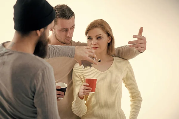 Szex, drogok és rock and roll. Alkohol. Ifjúsági alkohol rabja. Férfi, nő a töprengő arcot, fehér háttér. Kap részeg koncepció. Vidám baráti társaság beszél, és italokat. Kommunikáció, barátság — Stock Fotó