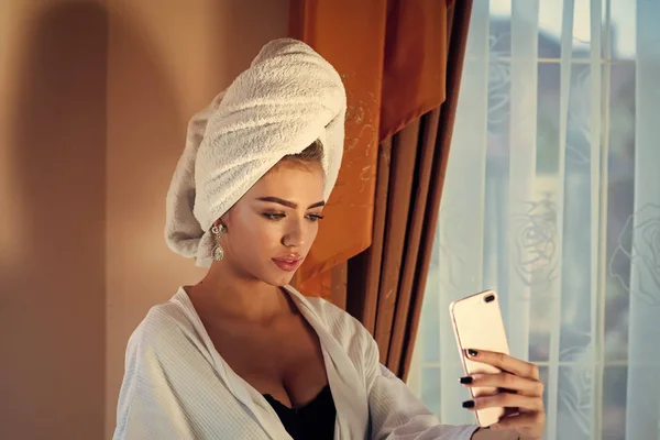 관능적인 여자 몸입니다. Selfie, 스파 후 복용 하는 머리에 수건으로 소녀 — 스톡 사진