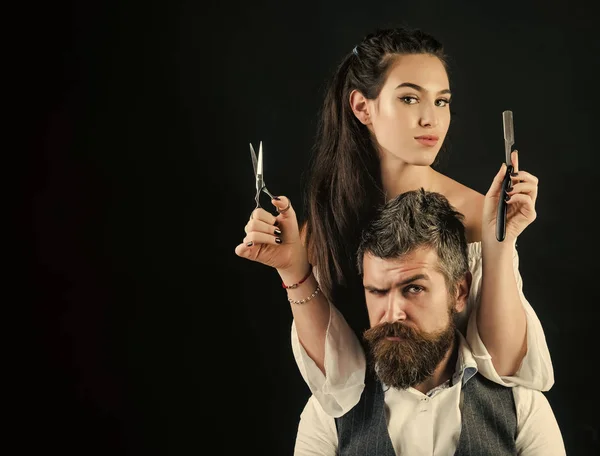 Verliefde paar. Jonge knappe man met lange baard en vrouw — Stockfoto