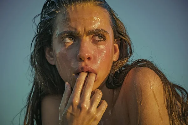 Miel pour la beauté faciale de la jeune fille. Les femmes visage soins de la peau. Portrait femmes visage dans votre publicité . — Photo