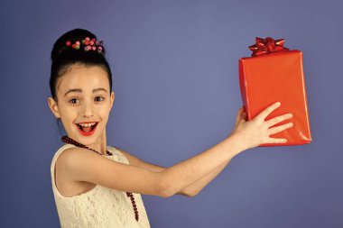 Yüz çocuk dergisinin kapağı için. Kız çocuklar senin advertisnent portre yüz. hediye paketi, siber Pazartesi. küçük kızın elinde mevcut kutusu
