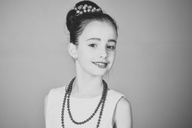 Yüz çocuk dergisinin kapağı için. Kız çocuklar senin advertisnent portre yüz. Moda ve güzellik, pinup stil, çocukluk. Vintage elbiseli küçük kız balo. Şık glamour şık elbiseli kız çocuk.