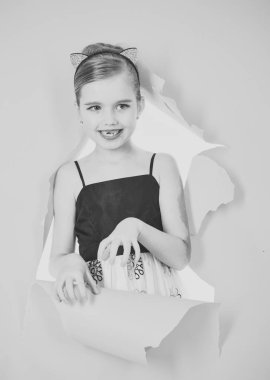 Kadın yüzü. Kızlar etkileyen konular. Retro kız ya da moda modeli, güzellik. Retro görünüm, Kuaför, makyaj. Şık glamour şık elbiseli kız çocuk. Moda ve güzellik, pinup stil, çocukluk