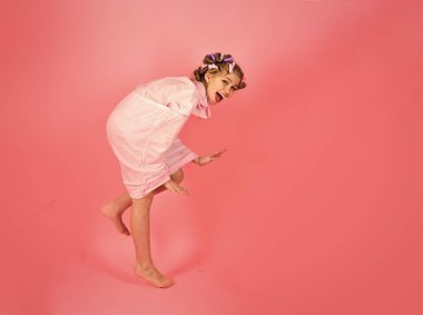 Yüz çocuk dergisinin kapağı için. Kız çocuklar senin advertisnent portre yüz. Pembe pijama having oyunculuk ile şirin kız portresi.