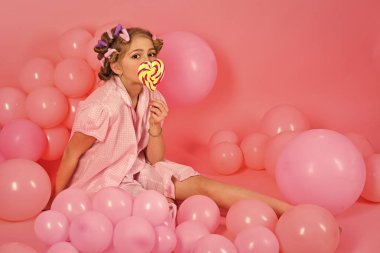 Yüz çocuk dergisinin kapağı için. Kız çocuklar senin advertisnent portre yüz. Parti balonları, çocukta curlers, pijama moda.