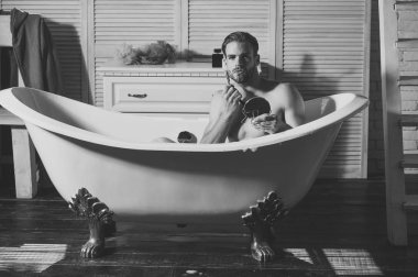 Erkek Bakım iyileştiriyor. Tıraş jilet ve tıraş kremi ile adam