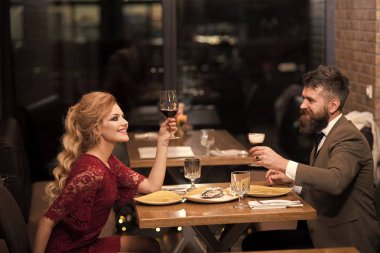 Çift sırları fantezi. Sevgililer günü seksi kadın ve sakallı adam. Romantik ilişkiler, aşk aile çift tarihi. İki aşık restoranda. Öneri ve yıldönümü. İş toplantısı