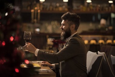 Yakışıklı adam yüz. Gökkuşağı gökyüzü önünde şık görünümü ile hippi. bir kadeh şampanya ile yakışıklı adam.