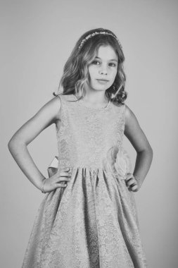 Moda genç çocuk modeli fece kapatın. Yüz kadın çocuk mutlu duygu ile. Bak, Kuaför, makyaj. Görünüm ve moda, güzellik.