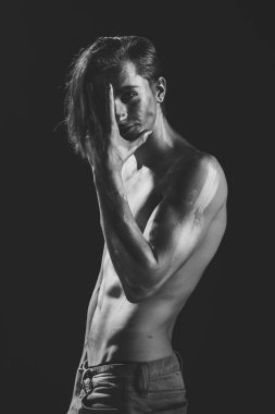 Yüz çocuk dergisinin kapağı için. Senin advertisnent adam yüz portre. Çıplak gövde parıldayan gümüş boya ile kaplı olan adam,