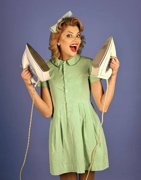 De schoonheid van de gezicht van de vrouw. Retro vrouw strijken kleding, ongelijkheid tussen de seksen. — Stockfoto