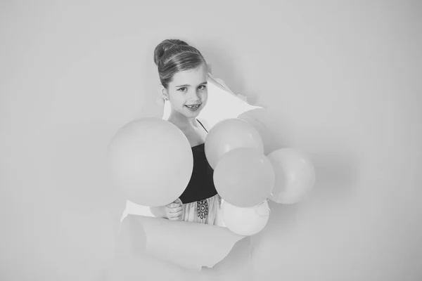 Gezicht van de mode kleine meisje of jongen in uw website. Kleine meisje gezicht portret in uw advertisnent. Klein meisje kind met partij ballonnen, feest. kleine meisje op roze achtergrond. — Stockfoto