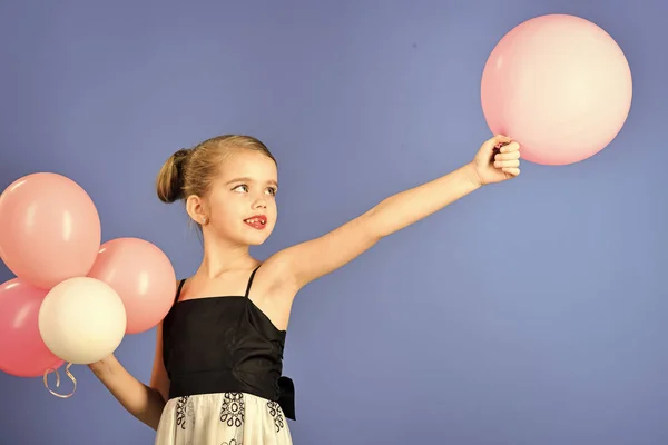 Yüz moda küçük kız ya da çocuk web sitenizde. Senin advertisnent küçük kız yüz portre. kutlama ve tatil. küçük kız için kutlama birhday parti. — Stok fotoğraf