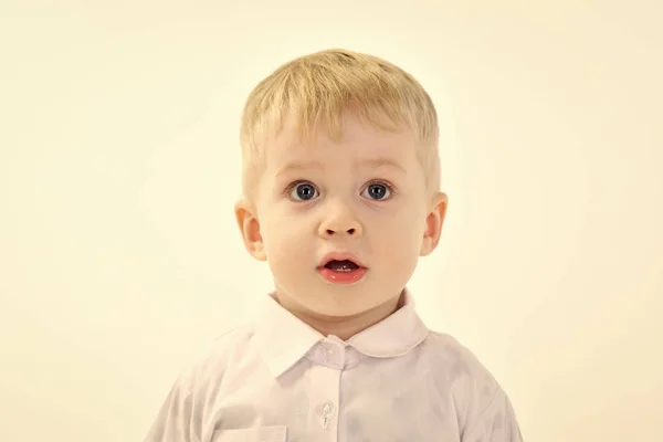 Menino de camisa branca, de negócios . — Fotografia de Stock