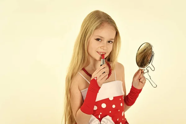 Dzieciństwo i szczęścia. Dzieciństwo, dziewczynka pit czerwona szminka na ustach z lustrem. Szczęśliwe dziecko zabawy. — Zdjęcie stockowe