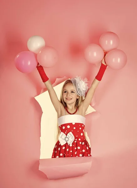 Linda menina com balões no estúdio rosa. Criança Infância Crianças Felicidade Conceito . — Fotografia de Stock