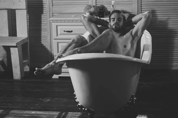 Seksi maço relax banyo banyo küvetinde çıplak olarak — Stok fotoğraf