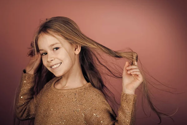 Cara de rapaz para capa de revista. Miúdas encaram o retrato na tua publicidade. Menina bonito no fundo rosa, espaço de cópia. Criança Infância Crianças Felicidade Conceito . — Fotografia de Stock