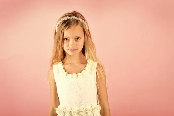 Niña en vestido de moda, baile de graduación. Niña en elegante vestido de glamour, elegancia. Modelo de moda sobre fondo rosa, belleza. Mira, peluquero, maquillaje. Moda y belleza, princesita. Niños —  Fotos de Stock